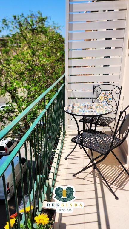 Balcone privato con tavolino e sedie
