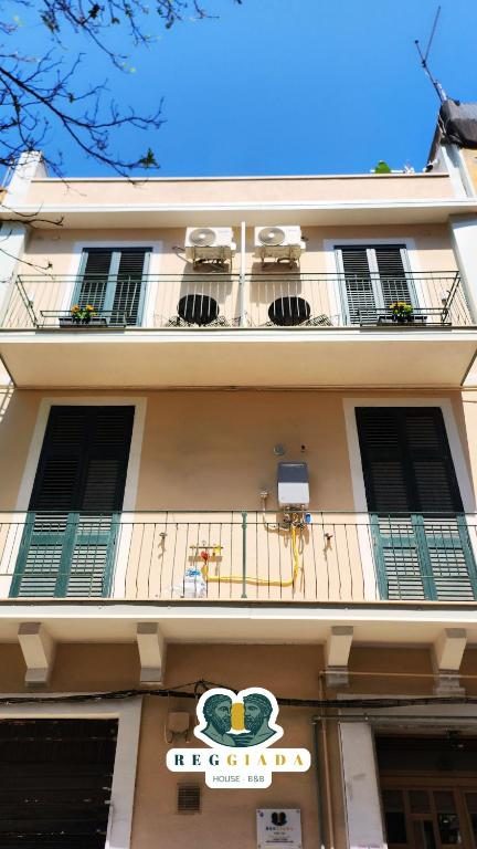 Facciata del palazzo di Reggiada House B&B a Reggio Calabria
