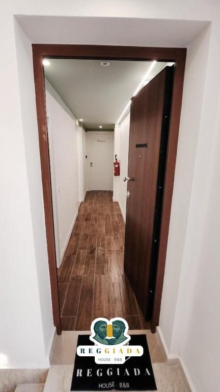 Ingresso del B&B con zerbino Reggiada