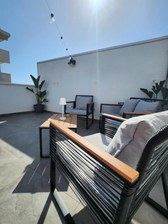 Divanetti relax in terrazza al sole