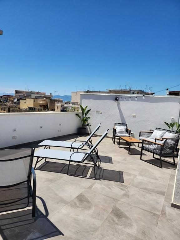 Terrazza panoramica con lettini e salotto - Reggio Calabria
