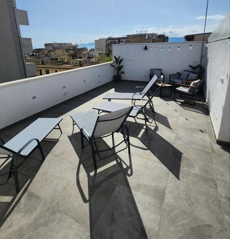 Terrazza solarium con lettini e vista sulla città - Reggiada House B&B Reggio Calabria