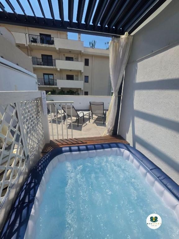Vasca idromassaggio con vista sui tetti di Reggio Calabria