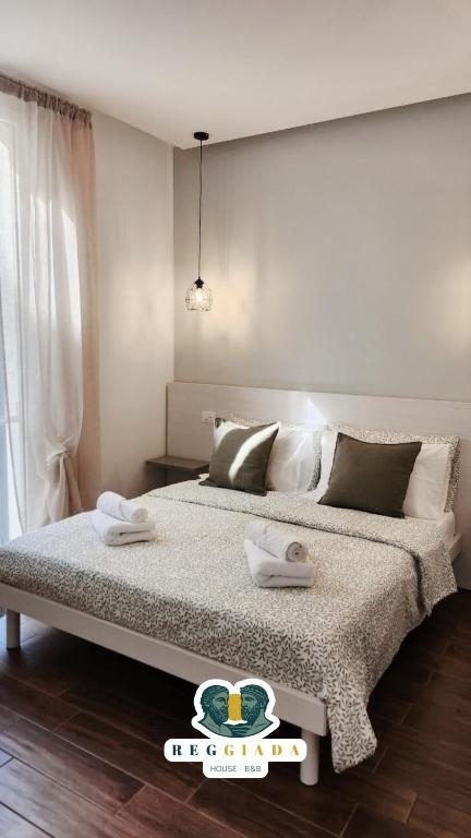 Camera King con Balcone: letto king size con cuscini verdi - Reggiada House B&B Reggio Calabria