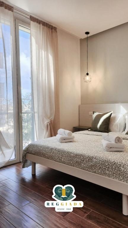 Camera King con Balcone: letto e portafinestra sul balcone - Reggiada House B&B Reggio Calabria