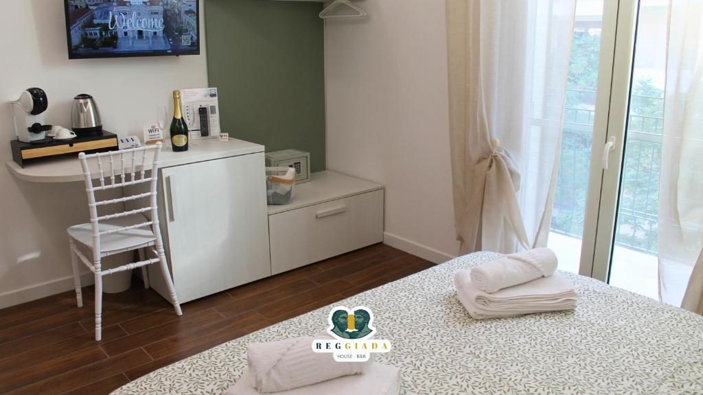 Camera King con Balcone: letto, scrivania e portafinestra - Reggiada House B&B Reggio Calabria